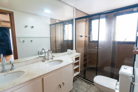 Apartamento à venda com 290m², 5 quartos e 3 vagasBanheiro da Suíte 1