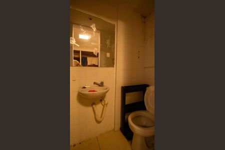 Casa de condomínio à venda com 200m², 3 quartos e 2 vagasBanheiro de Serviço