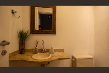 Casa de condomínio à venda com 200m², 3 quartos e 2 vagasLavabo