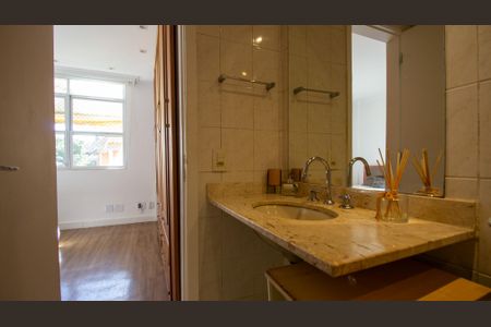 Casa de condomínio à venda com 200m², 3 quartos e 2 vagasBanheiro da Suíte 2