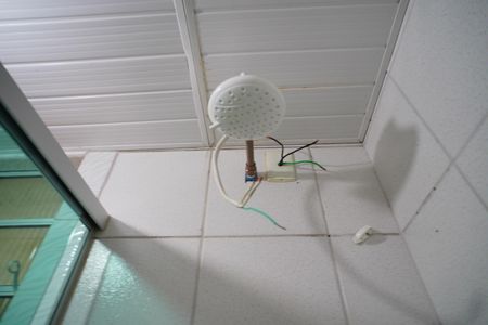 Banheiro  de apartamento à venda com 2 quartos, 34m² em Jardim Leopoldina, Porto Alegre