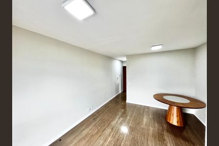 Sala de apartamento para alugar com 3 quartos, 75m² em Vila Carbone, São Paulo