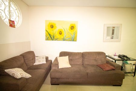 Casa à venda com 115m², 3 quartos e 1 vaga Casa à venda com 115m², 3 quartos e 1 vagaSala
