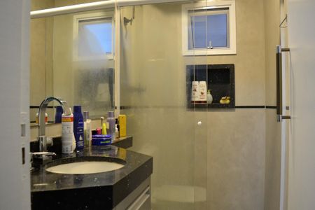 Apartamento à venda com 108m², 2 quartos e 2 vagasBanheiro da suíte