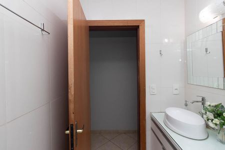 Casa à venda com 143m², 3 quartos e 2 vagasBanheiro Social