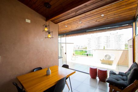 Apartamento à venda com 94m², 2 quartos e 1 vaga Apartamento à venda com 94m², 2 quartos e 1 vagaCozinha e Área de Serviço