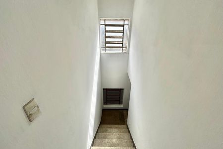 Casa para alugar com 300m², 2 quartos e 1 vaga Casa para alugar com 300m², 2 quartos e 1 vagaEscada