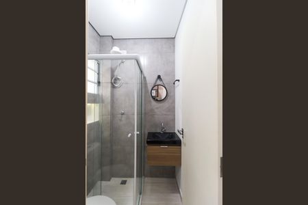 Banheiro social de kitnet/studio para alugar com 1 quarto, 20m² em Vila Medeiros, São Paulo