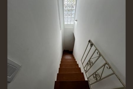 Casa à venda com 250m², 3 quartos e 2 vagasEscada