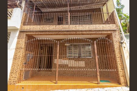 Casa à venda com 140m², 3 quartos e sem vaga Casa à venda com 140m², 3 quartos e sem vagaFachada