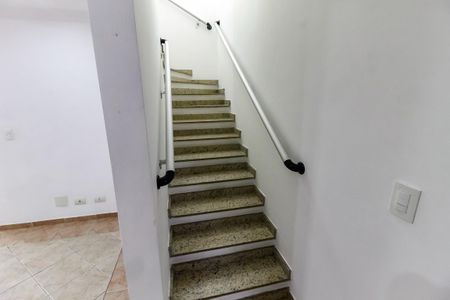 Escada acesso quartos de casa de condomínio à venda com 3 quartos, 125m² em Parque Assunção, Taboão da Serra