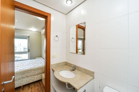 Banheiro de apartamento para alugar com 1 quarto, 37m² em Três Figueiras, Porto Alegre