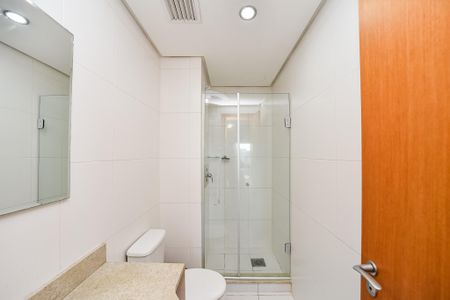 Banheiro de apartamento para alugar com 1 quarto, 37m² em Três Figueiras, Porto Alegre