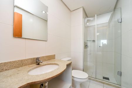 Banheiro de apartamento para alugar com 1 quarto, 37m² em Três Figueiras, Porto Alegre