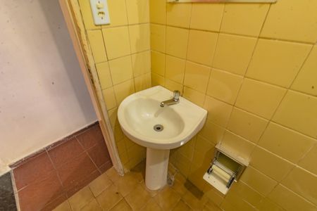 Banheiro social de casa para alugar com 2 quartos, 80m² em Chácara Inglesa, São Paulo