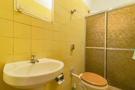 Banheiro social de casa para alugar com 2 quartos, 80m² em Chácara Inglesa, São Paulo