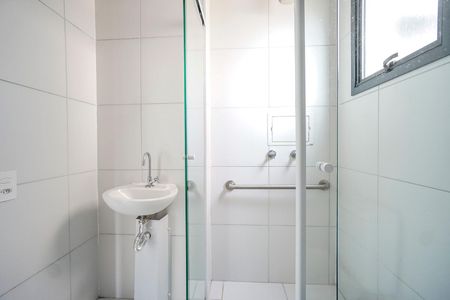 Banheiro de kitnet/studio para alugar com 1 quarto, 20m² em Vila Esperança, São Paulo