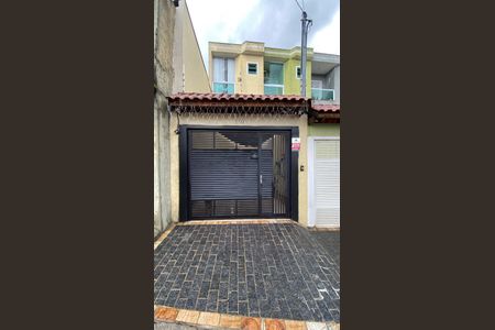 Casa à venda com 120m², 3 quartos e 2 vagas Casa à venda com 120m², 3 quartos e 2 vagasFachada