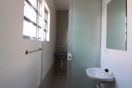 Banheiro de casa para alugar com 1 quarto, 55m² em Vila Fidelis Ribeiro, São Paulo