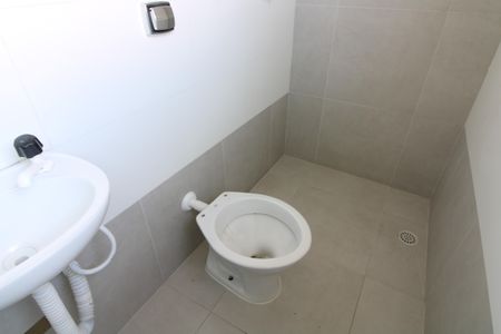 Banheiro de casa para alugar com 1 quarto, 55m² em Vila Fidelis Ribeiro, São Paulo