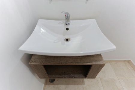 Banheiro social de apartamento para alugar com 2 quartos, 55m² em Parada Inglesa, São Paulo