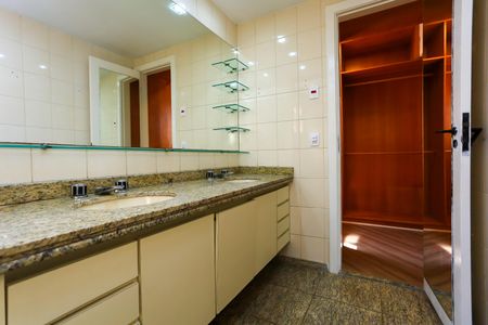 Apartamento à venda com 360m², 3 quartos e 4 vagasBanheiro da Suíte 3