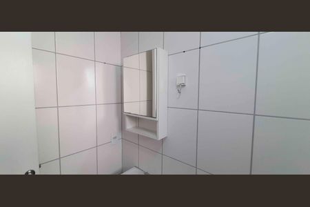 Banheiro social de kitnet/studio para alugar com 1 quarto, 25m² em Vila Butantã, São Paulo