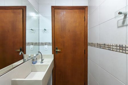 Banheiro  de apartamento para alugar com 3 quartos, 117m² em Vila Tupi, Praia Grande