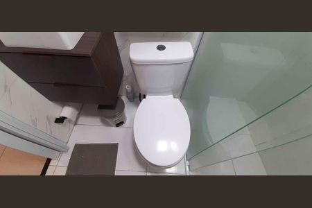 Banheiro social de kitnet/studio para alugar com 1 quarto, 22m² em Jardim Ivana, São Paulo