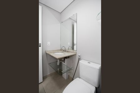 Banheiro de kitnet/studio para alugar com 1 quarto, 27m² em Pinheiros, São Paulo