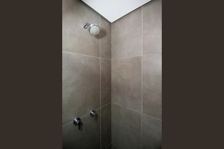 Banheiro de kitnet/studio para alugar com 1 quarto, 27m² em Pinheiros, São Paulo