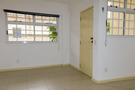 Casa de condomínio à venda com 94m², 3 quartos e 2 vagasSala