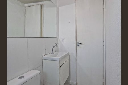 Banheiro social de apartamento para alugar com 1 quarto, 48m² em Estância Jaraguá, São Paulo
