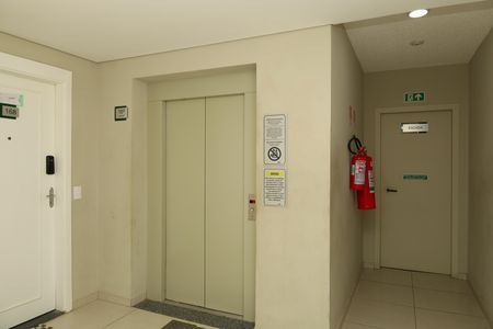 Apartamento para alugar com 42m², 2 quartos e 1 vagaÁrea comum - Saguão do andar