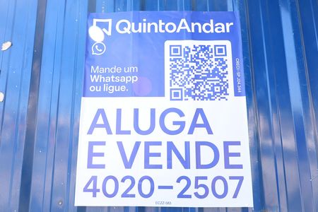 Apartamento para alugar com 42m², 2 quartos e 1 vagaPlaca grande instalada na fachada do condomínio dia 06.07.2026 - Código da placa: ECZZ-583