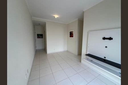 Sala de apartamento para alugar com 2 quartos, 70m² em Jardim Tupanci, Barueri