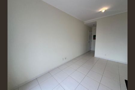 Sala de apartamento para alugar com 2 quartos, 70m² em Jardim Tupanci, Barueri