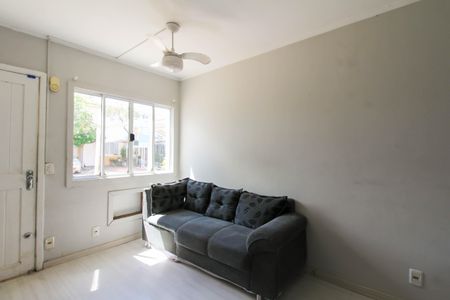 Sala de casa de condomínio à venda com 2 quartos, 88m² em Rio Branco, Canoas