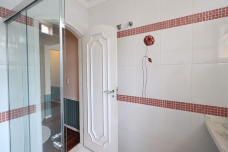 Casa à venda com 660m², 3 quartos e 6 vagasBanheiro da Suíte 2