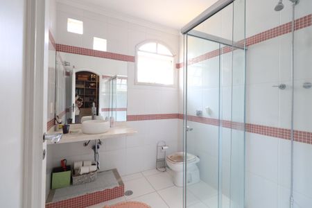 Casa à venda com 660m², 3 quartos e 6 vagasBanheiro da Suíte 2