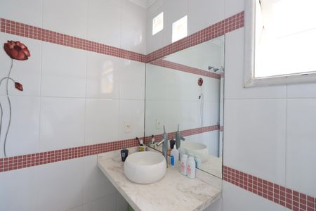 Casa à venda com 660m², 3 quartos e 6 vagasBanheiro da Suíte 2