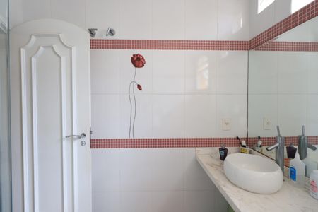 Casa à venda com 660m², 3 quartos e 6 vagasBanheiro da Suíte 2