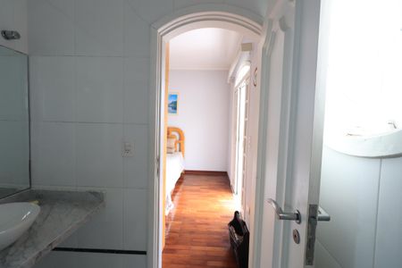 Casa à venda com 660m², 3 quartos e 6 vagasBanheiro da Suíte 1