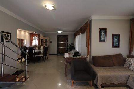 Casa à venda com 660m², 3 quartos e 6 vagasSala