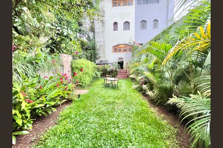 Casa à venda com 350m², 3 quartos e 6 vagas Casa à venda com 350m², 3 quartos e 6 vagasQuintal/Jardim