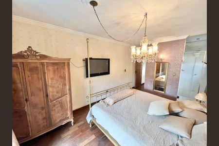 Casa à venda com 350m², 3 quartos e 6 vagas Casa à venda com 350m², 3 quartos e 6 vagasSuíte