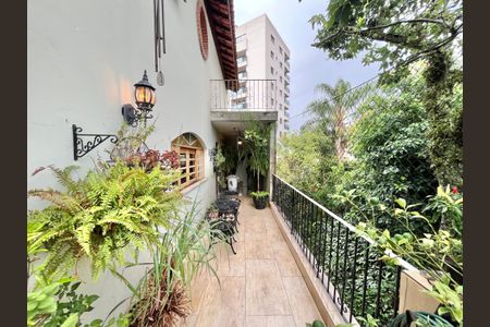Casa à venda com 350m², 3 quartos e 6 vagas Casa à venda com 350m², 3 quartos e 6 vagasCorredor