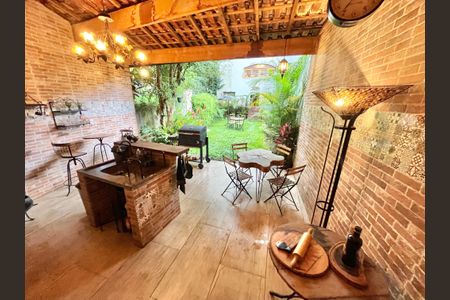 Casa à venda com 350m², 3 quartos e 6 vagas Casa à venda com 350m², 3 quartos e 6 vagasÁrea comum - Churrasqueira