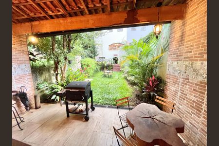 Casa à venda com 350m², 3 quartos e 6 vagas Casa à venda com 350m², 3 quartos e 6 vagasÁrea comum - Churrasqueira