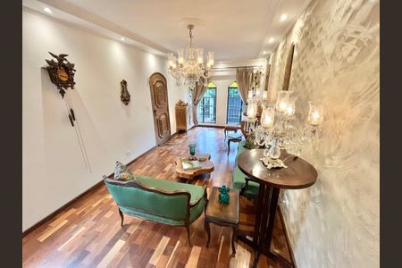 Casa à venda com 350m², 3 quartos e 6 vagas Casa à venda com 350m², 3 quartos e 6 vagasSala